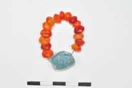 Моншақтардан жасалған салпыншақ