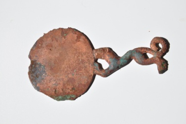 Барыс бейнелі сабы бар қола айна